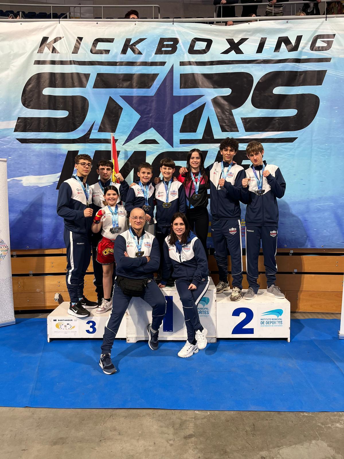 Los deportistas del BoxSafor exhiben las medallas junto al director técnico