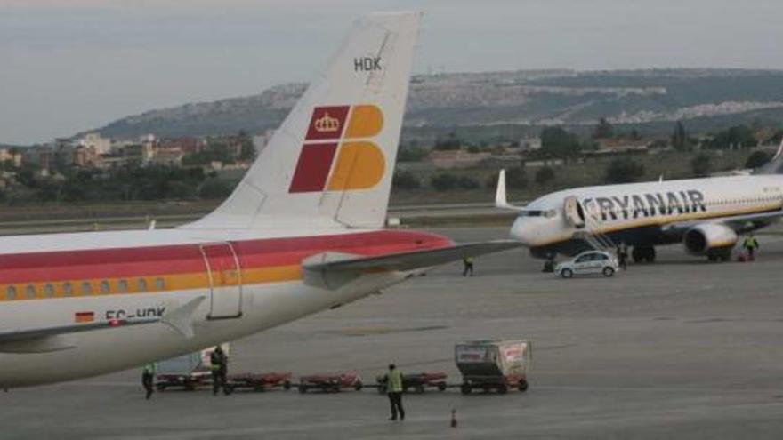 Cara y cruz en El Altet. Hoy deja de volar Ryanair entre Alicante y Madrid y mañana llega Iberia Express