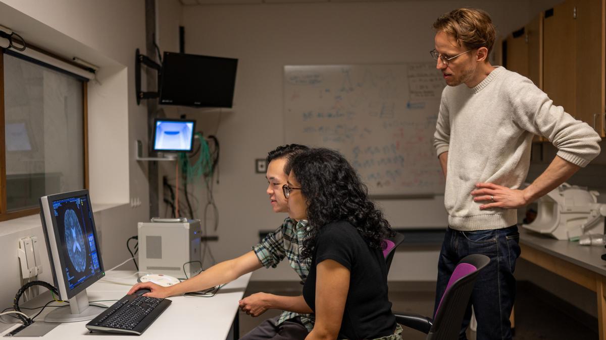 Los investigadores Alex Huth, Jerry Tang y Shailee Jain durante trabajan en una técnica para decodificar señales cerebrales. 