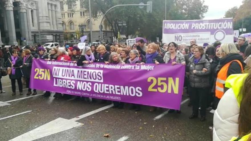 Marxes contra la violència masclista en una quarantena de ciutats