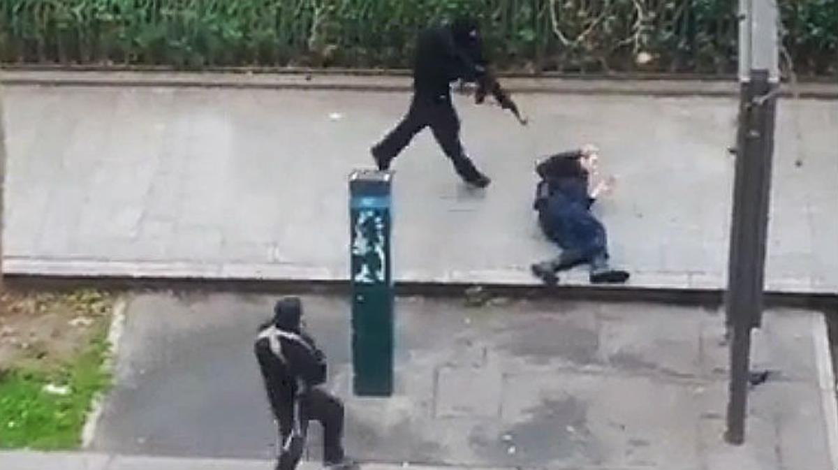 Un policia és brutalment assassinat al carrer, després de l’atemptat contra el setmanari ’Charlie Hebdo’ a París.
