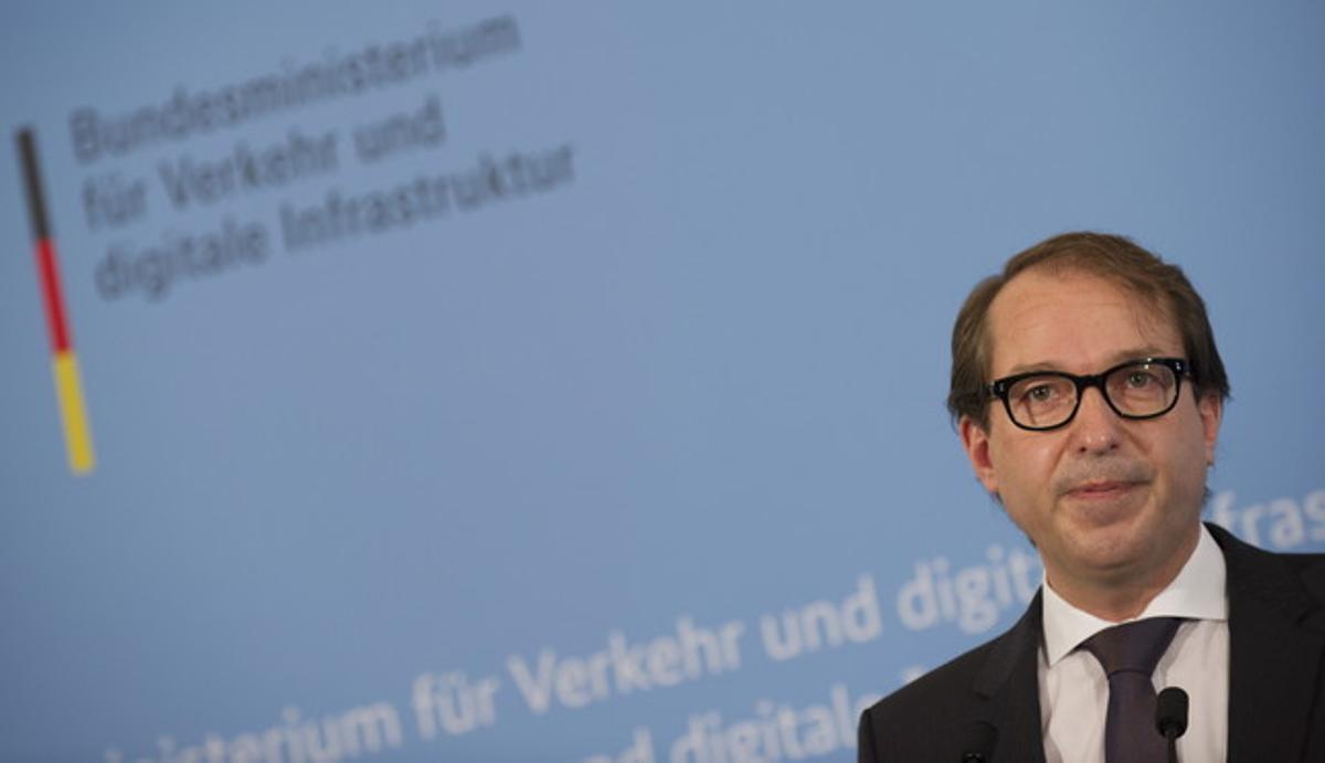 El ministre alemany de Transport, Alexander Dobrindt, durant la roda de premsa que ha ofert a Berlín amb el president de Germanwings.