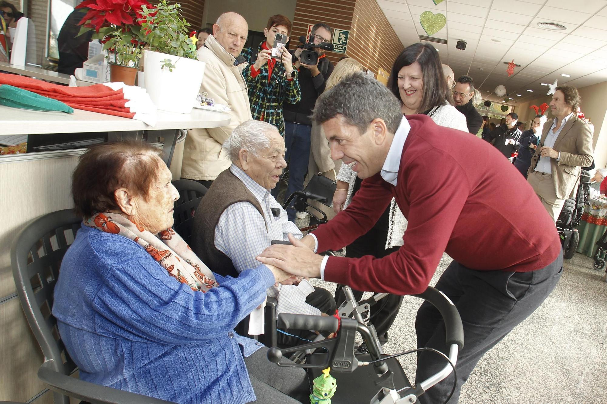 Carlos Mazón visita la residencia de La Molineta de Petrer para felicitar las fiestas navideñas