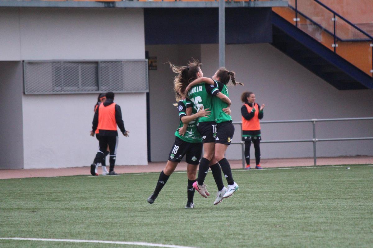 Varias jugadores del Sport se abrazan para celebrar un gol.