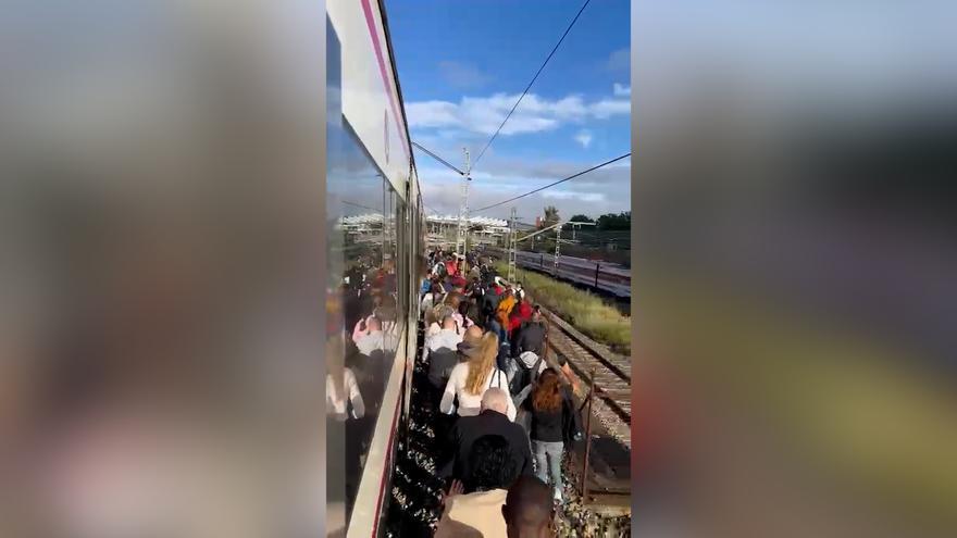 Decenas de pasajeros obligados a bajarse del cercanías y llegar a pie a Atocha