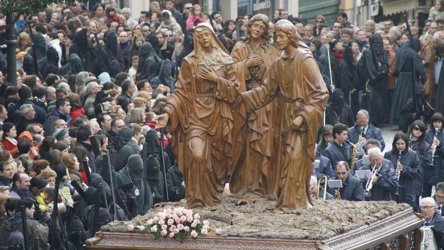 El grupo entra en la Plaza Mayor en el regreso de la procesión del Viernes Santo.