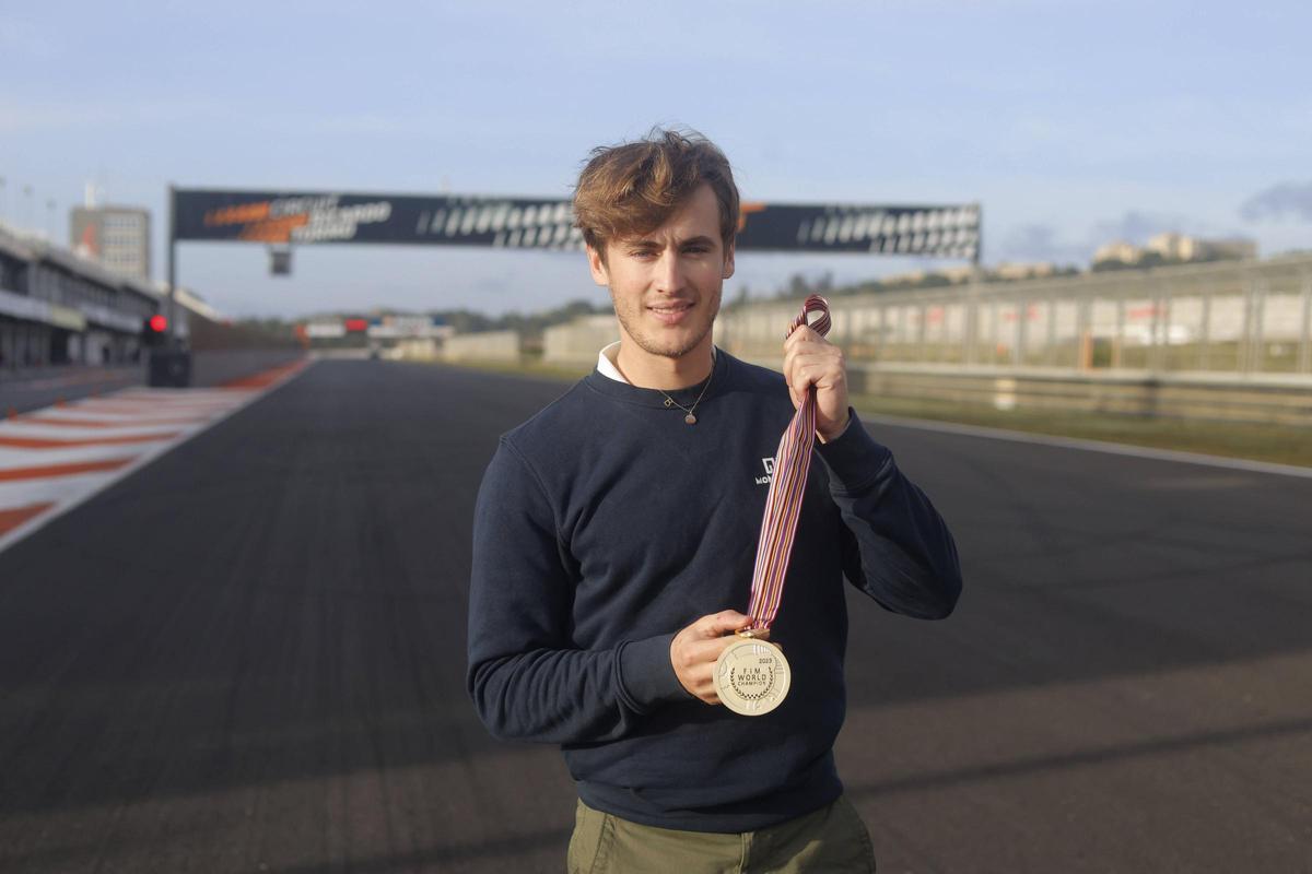 Jaume Masià, en Cheste con la medalla de campeón del mundo de la FIM.