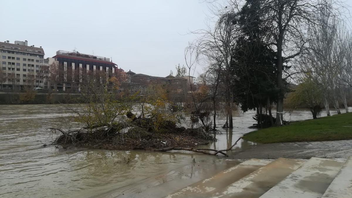 Zaragoza empieza a limpiar los efectos de la crecida