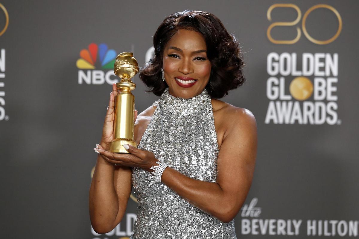 La actriz estadounidense Angela Bassett, con su Globo de Oro a Mejor Actriz Secundaria en una Película.