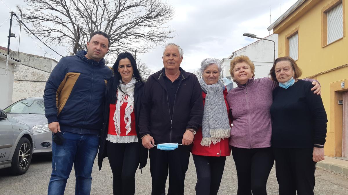 Inquilinos de la calle Navalmoral de la Mata. Antonio, Montaña, Bibi, Maruqui, Luisa y Teodori consideran que hicieron «lo normal».