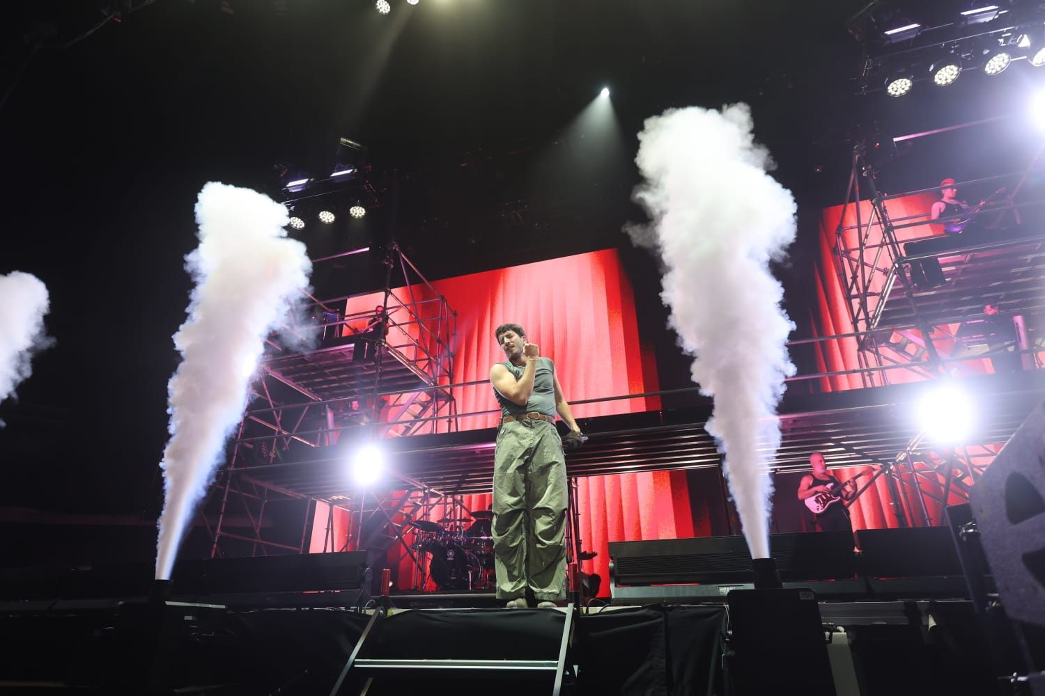 Sebastián Yatra se funde con el público y sus 'Tacones Rojos' pone en pie al Roig Arena