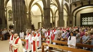 La iglesia gijonesa de San Lorenzo festeja sus 125 años con la gratitud y el cariño de los feligreses: "Aquí se encuentra el sosiego que necesitamos"