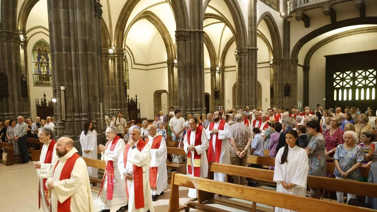 VÍDEO: La iglesia de San Lorenzo, en Gijón, celebra sus 125 años con misa y el cariño de los feligreses: "Es un símbolo"