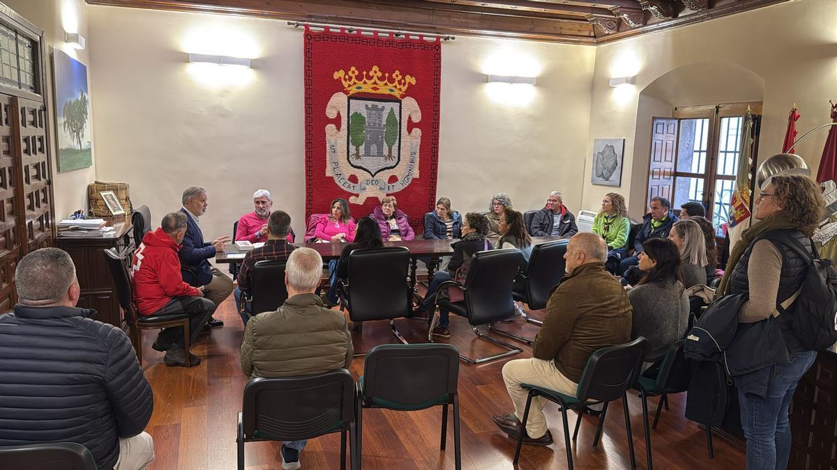 Reunión por la entrega de llaves del colegio San Miguel a colectivos de Plasencia.