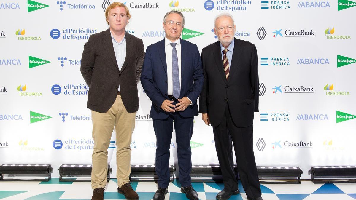 Ignacio Gragera, alcalde de Badajoz; Antonio Cid, presidente de El Periódico de Extremadura; y Joan Tapia, director del Comité Editorial de El Periódico.