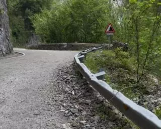 Preocupación en Ponga por el peligro del desprendimiento de piedras sobre la calzada en la zona del Desfiladero de los Beyos