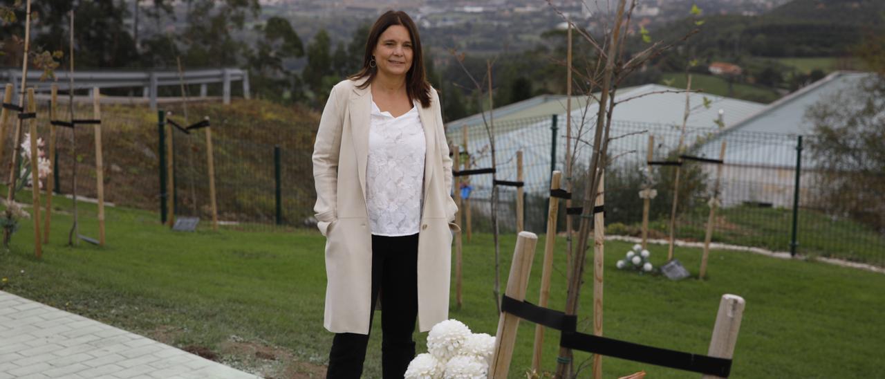 Mónica García, en el bosque de cenizas del cementerio de Deva.