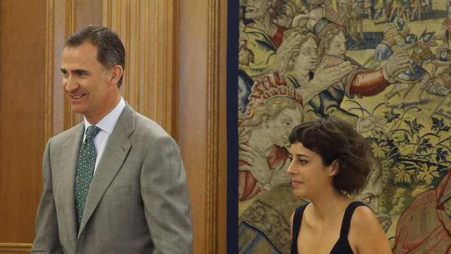 El Rey y Alexandra Fernández, ayer en La Zarzuela. // J. Guillén/Efe