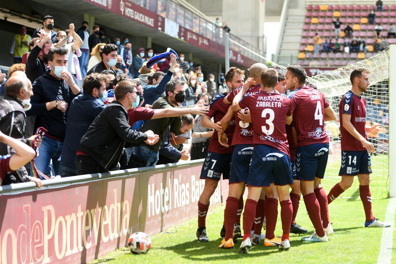 La emocionante permanencia del Pontevedra: goles y lágrimas en Pasarón