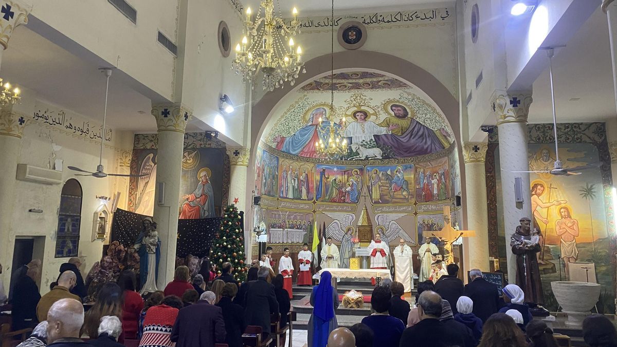 Cristianos palestinos durante una misa en la Iglesia de la Sagrada Familia de la ciudad de Gaza, la única iglesia católica de la Franja (archivo)