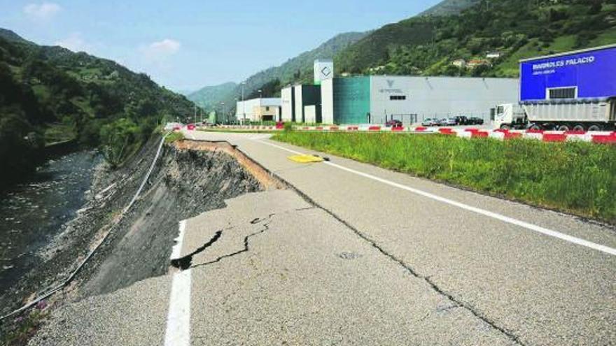 Estado en el que se encuentra la vía del Corredor a su paso por Caborana, con el polígono al fondo.