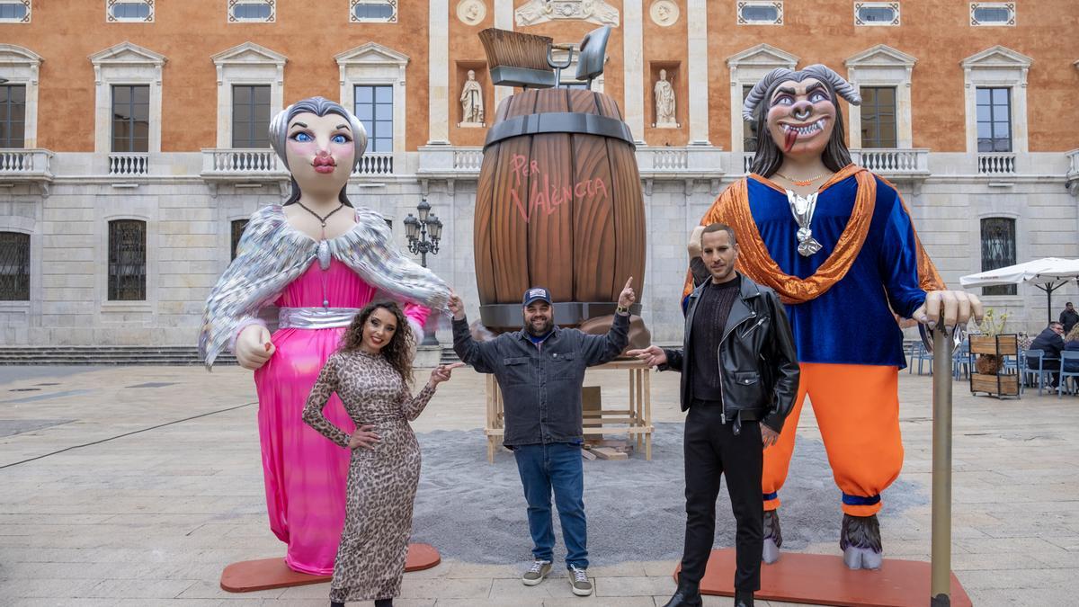 Aspecto de la Bota, el Ninot y la Ninota del Carnaval 2025 de Tarragona.