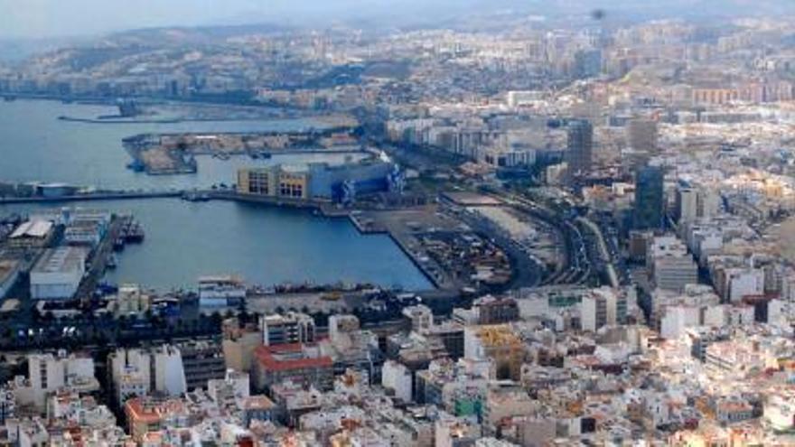 Vista aérea del frente marítimo de Las Palmas de Gran Canaria, una de las líneas costeras que se verán más afectadas por el cambio climático.