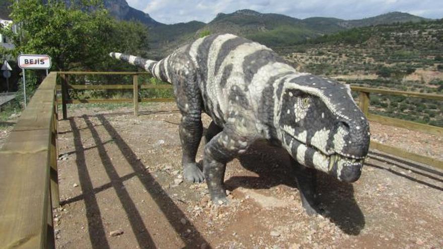 Figura de un dinosaurio en Bejís.