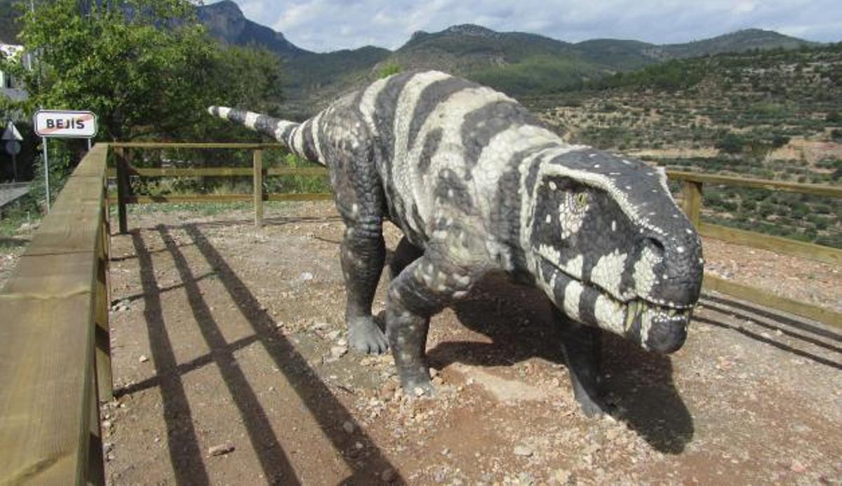 Figura de un dinosaurio en Bejís.