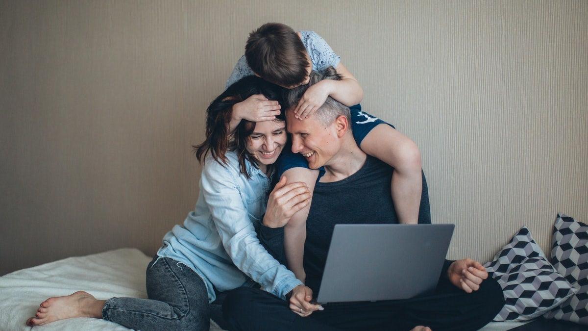 Cinco regalazos para sorprender a los papás amantes de la tecnología