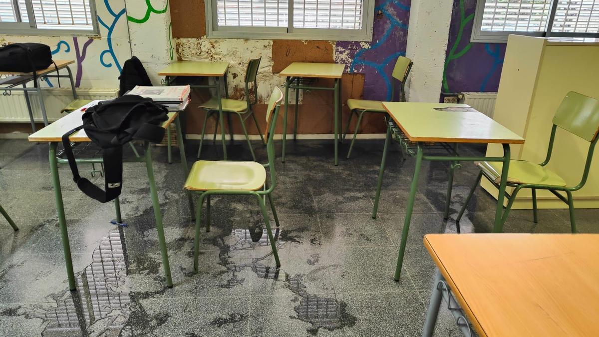 Una de las clases del IES Enric Valor, con el suelo mojado tras la lluvias de esta semana