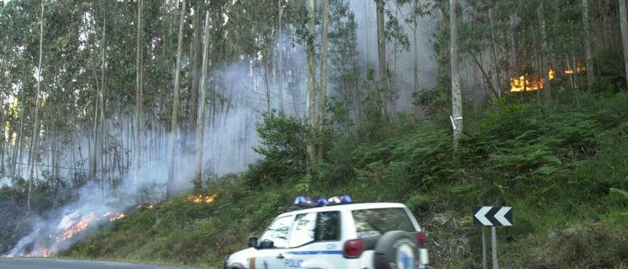 Un coche de la Policía autonómica, en un incendio. // Juan Varela