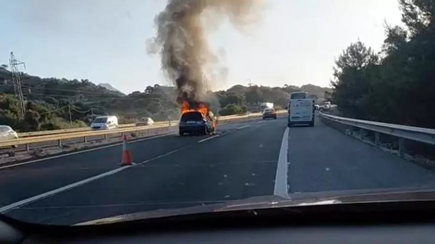Un coche calcinado en la AP-7 tras chocar contra otro a la altura de La Vila Joiosa