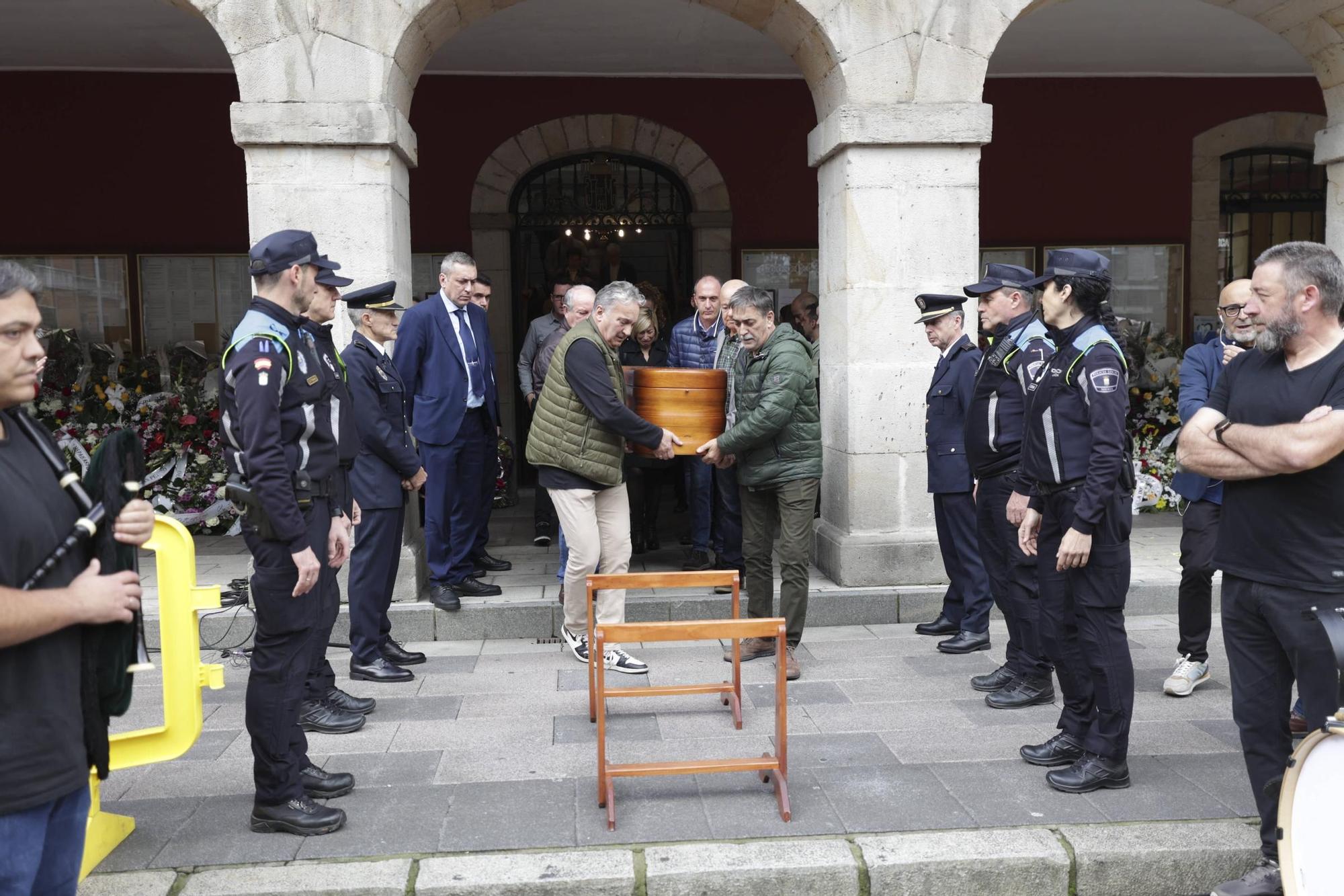 EN IMÁGENES: Mieres se echa a la calle para despedir a su Alcalde, Aníbal Vázquez