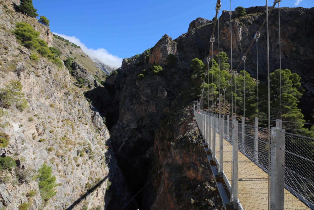 Inauguran el puente colgante de El Saltillo, en la Axarquía