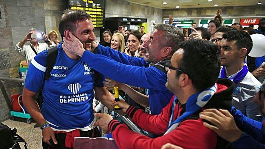 El técnico del Deportivo Abanca, Manu Sánchez, recibe un caluroso saludo a su llegada a Alvedro.