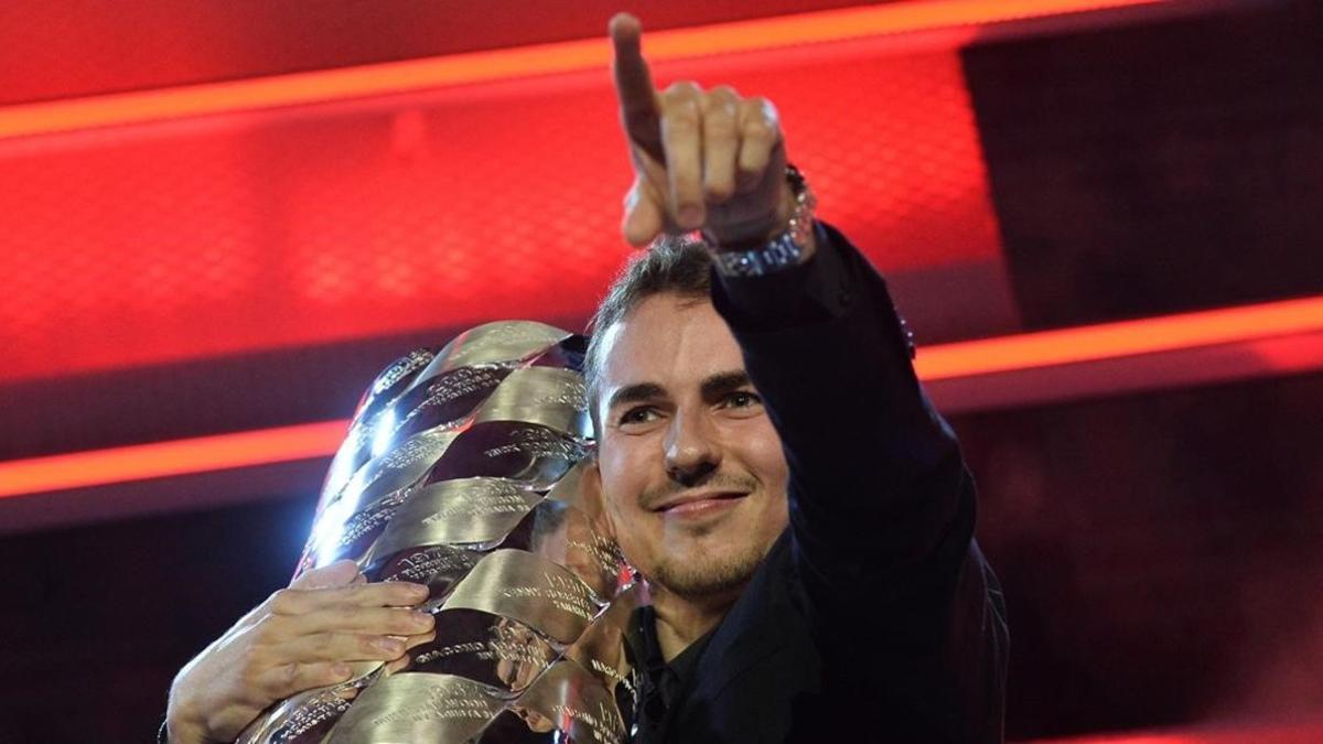 Jorge Lorenzo, con el trofeo de campéón del mundo.