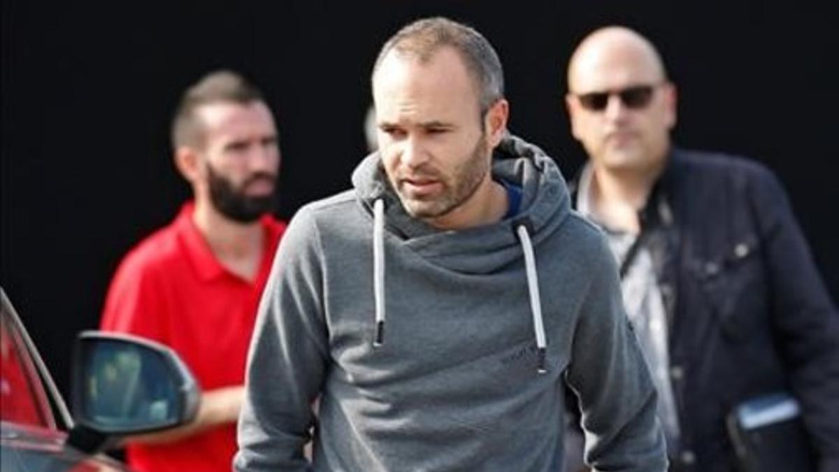 Iniesta llega con muletas al Camp Nou.