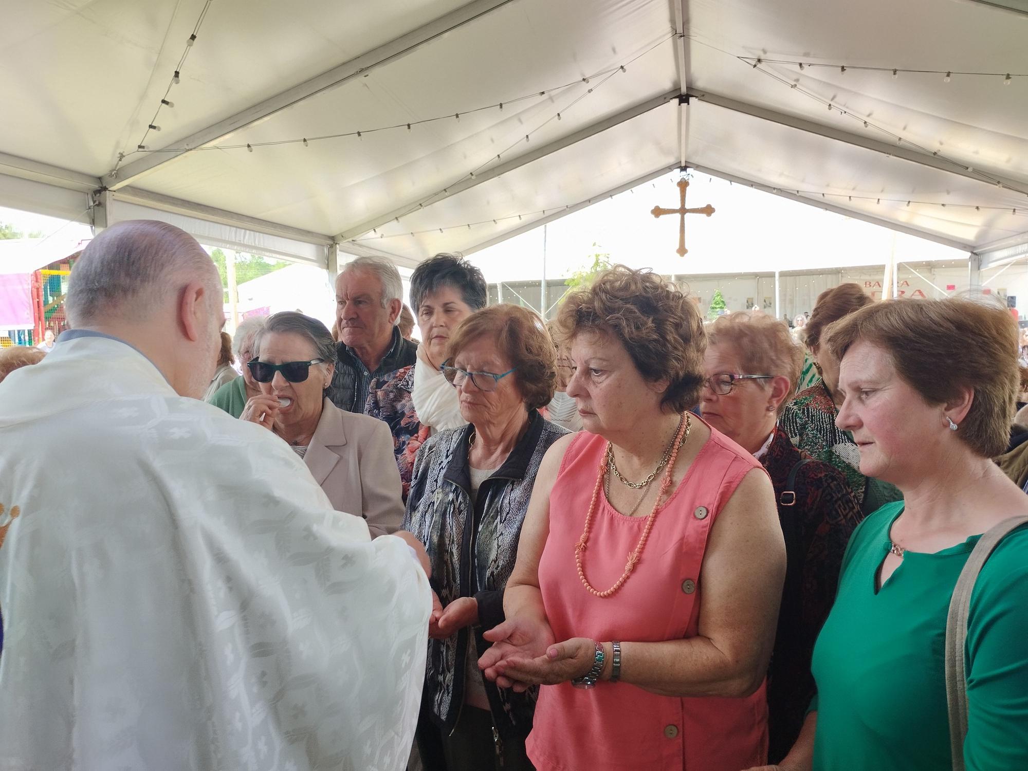 La misa solemne y procesión de la Virgen de la Cabeza en Meres, en imágenes