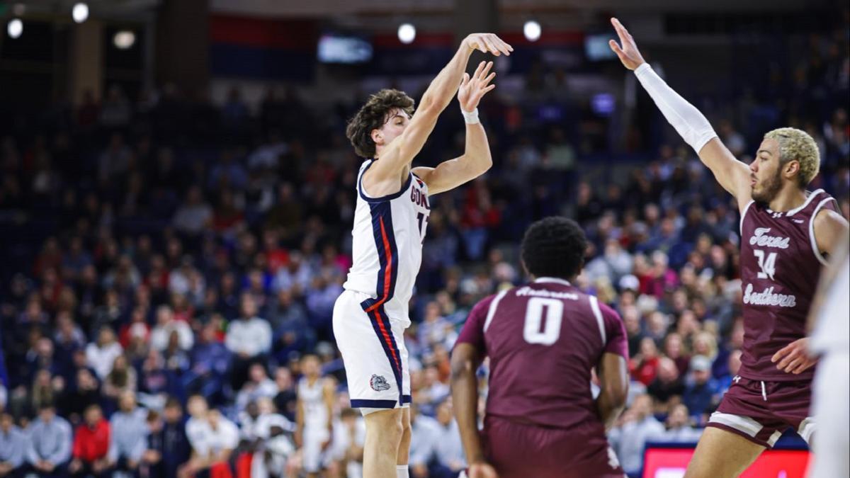 Saint-Supéry lanza a canasta en su debut con Gonzaga.