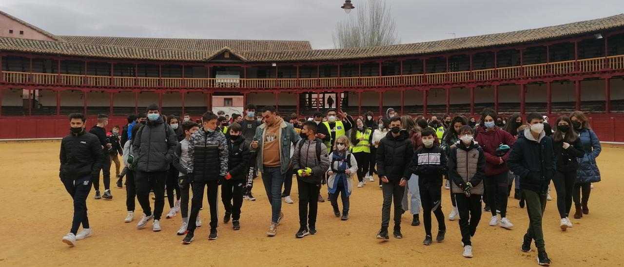 Estudiantes disfrutan de la visita a la histórica plaza de toros guiados por el alcalde, Tomás del Bien