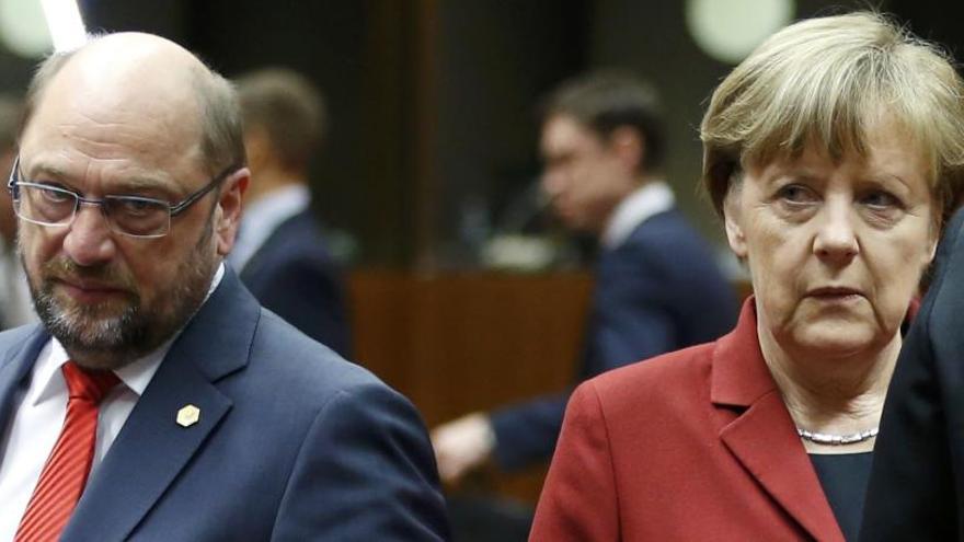 Merkel y Schulz luchan por ganar en los comicios