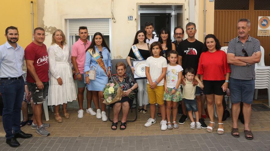 Rosario Ibáñez, junto a reina y dama, autoridades y familiares, recibió detalles florales y cerámicos.