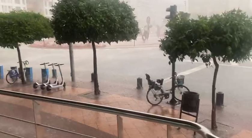 Una tromba de agua pilla por sorpresa a los murcianos.