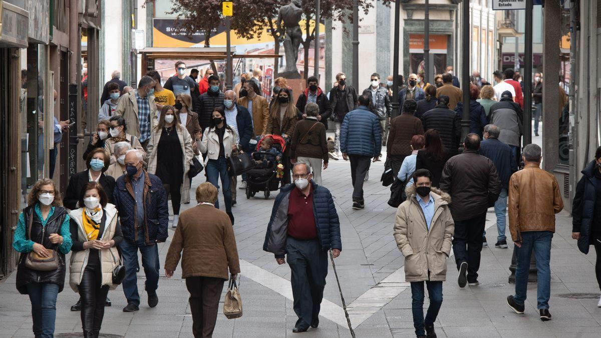 Gente de paseo por Zamora.