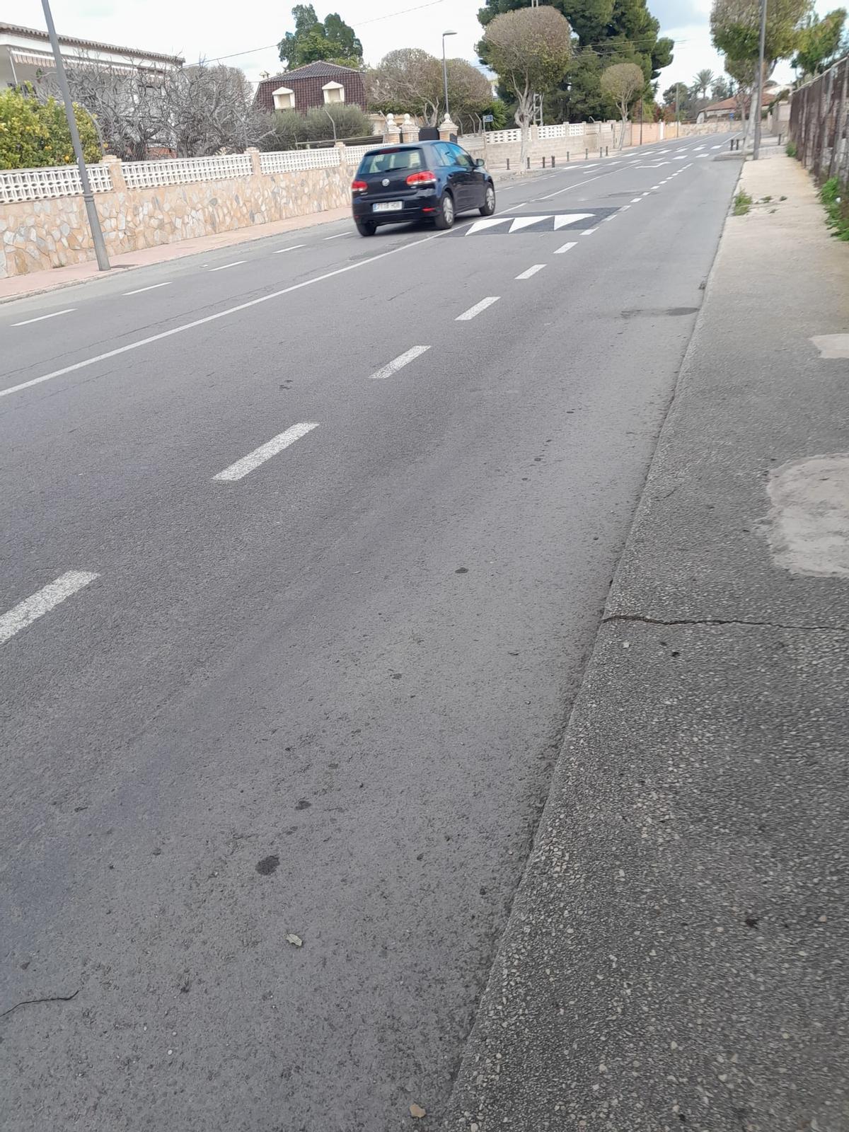 Un vehículo invade el carril contrario para evitar un resalto