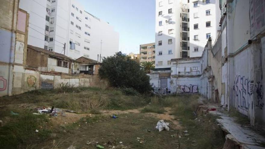 Los indigentes abandonan el solar de la calle Pepita