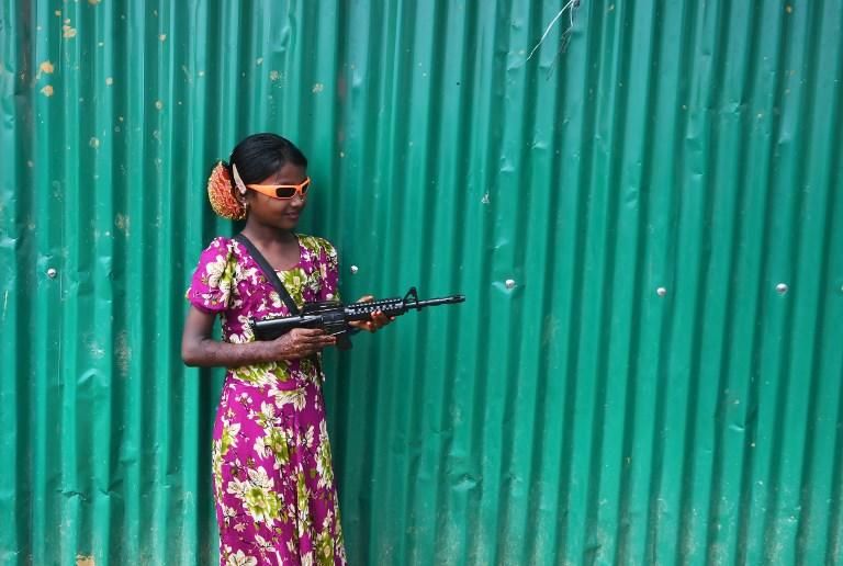 Un joven refugiado rohingya sostiene una pistola de juguete durante las celebraciones del festival Eid Al-Adha.