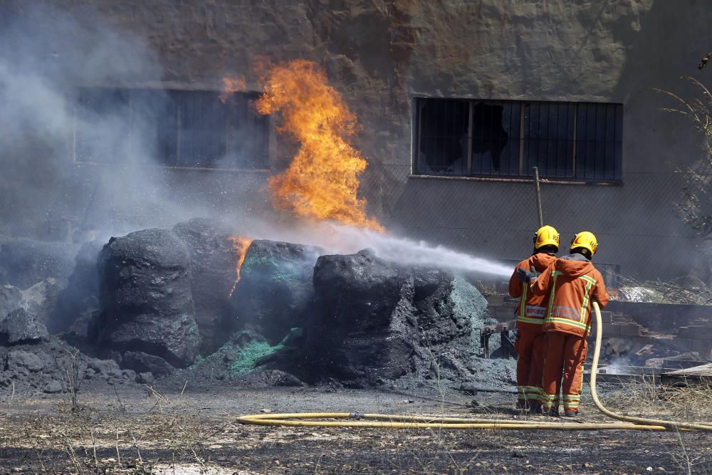 Incendio en el polígono Fuente del Jarro