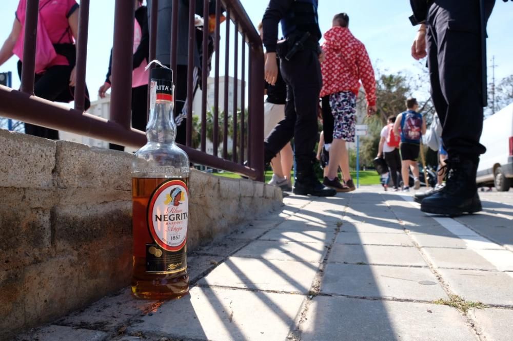 La Policía Local interviene alcohol junto a la rotonda  del campo de golf